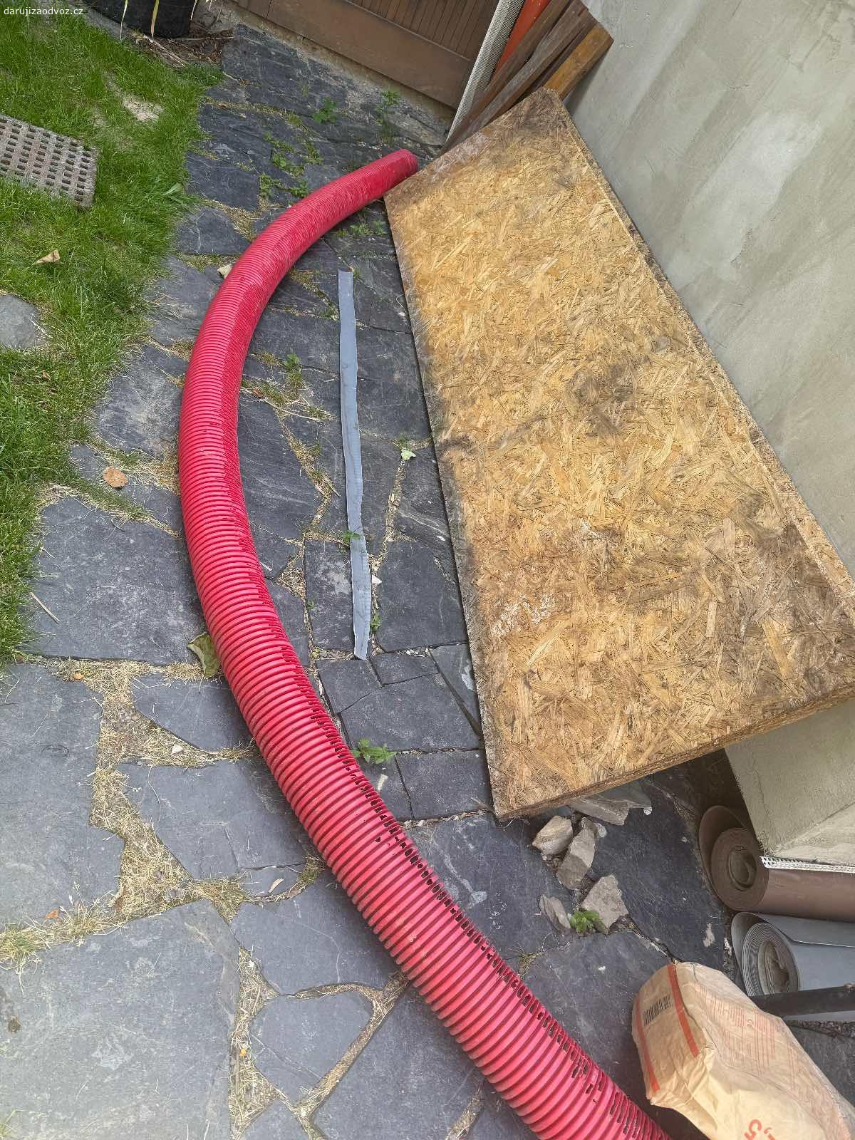 Daruji dvě OSB. Zdravím, daruji dve OSB desky na betonáž nebo něco podobného, jsou tak jak na fotce, třeba ještě někdo využije. K tomu trubku do země.