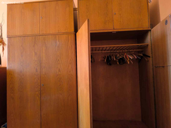 Daruji dvě šatní skříně