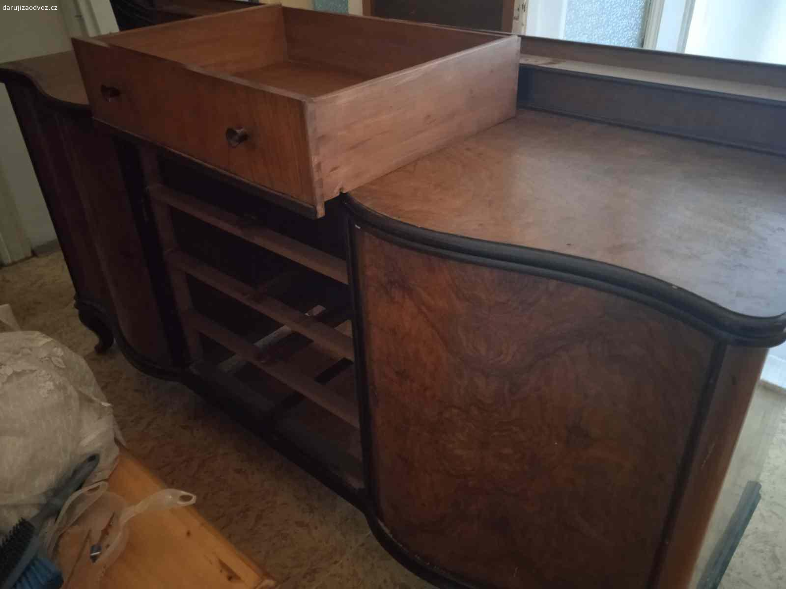 Daruji dvě skříně a pribornik. K vyzvednutí na Praze 2 , po tel dohodě