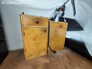 Daruji dvě skříně a tři noční stolečky