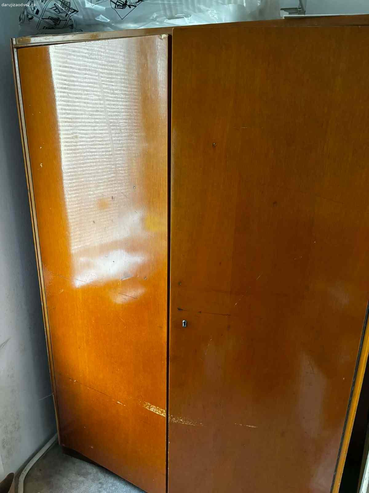 Daruji dvě skříně. Daruji dvě skříně ze 60. let, bytelné.  K dispozici jsou i dva peřiňáky z poloviny 80. let a jednoduché postele, také dvě. Foto peřiňáků a postelí bohužel nemám.