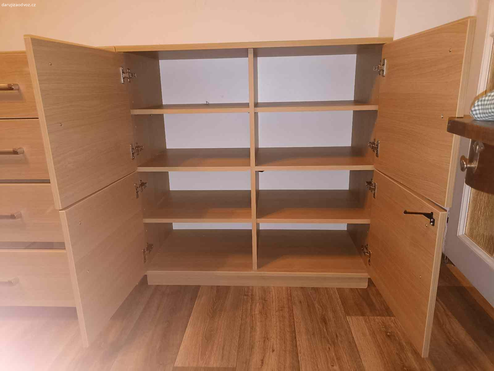 Daruji dve skrinky. REZERVACE do soboty. Daruji za odvoz dve komody z Ikey, kazka ma sirku 100, hloubku 50, vysku 100 cm. Zachovale, po druhem majiteli, leva nema zadni desku.