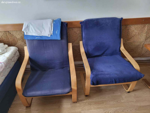 Daruji dvě stará křesla a podnožku