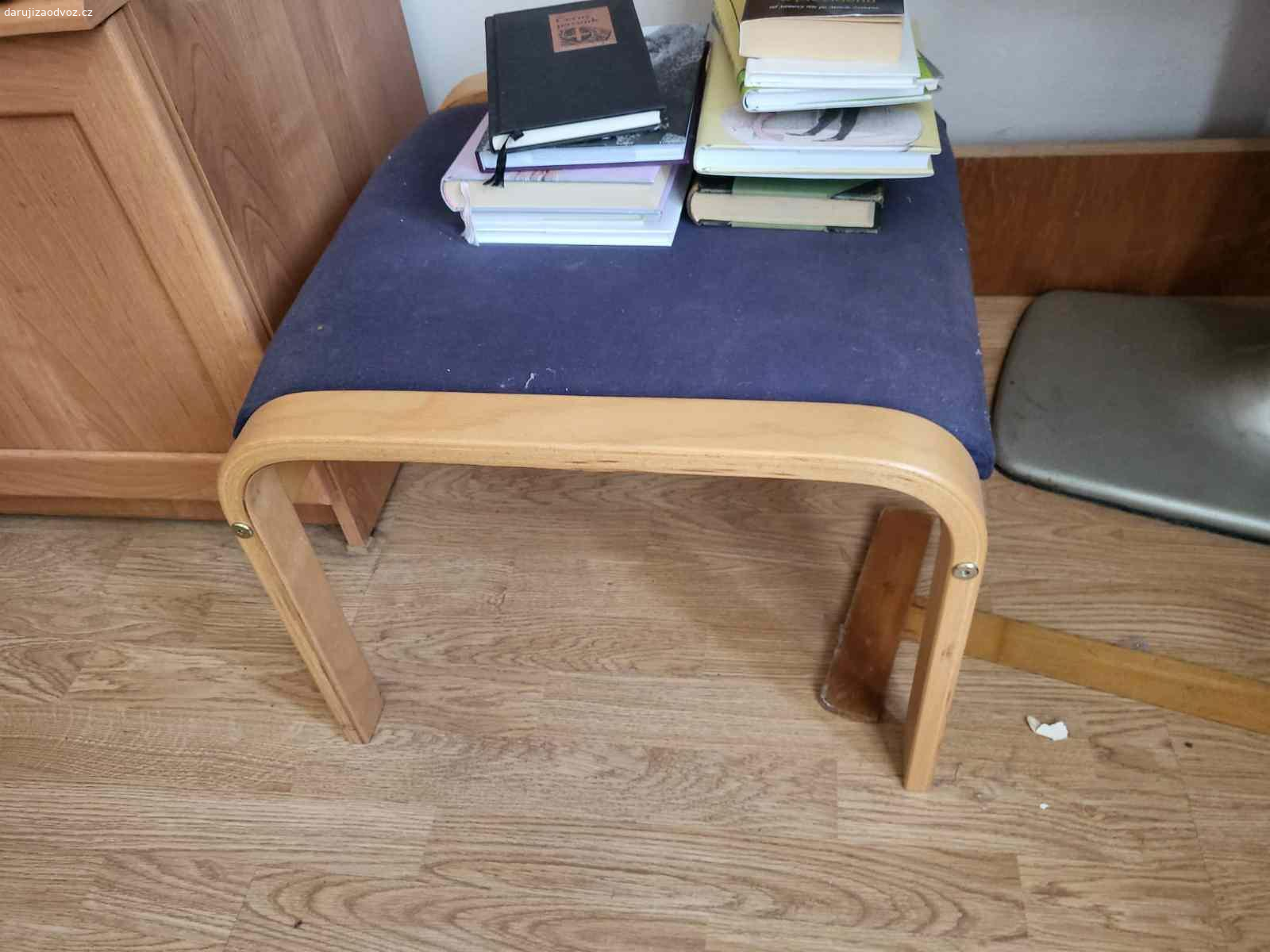 Daruji dvě stará křesla a podnožku. Křesla nesou známky používání, ale jsou funkční.

Rozměry: křesla š: 65cm, v: 90cm
Podnožka: š: 50cm, v: 40cm