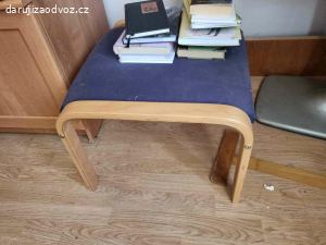 Daruji dvě stará křesla a podnožku