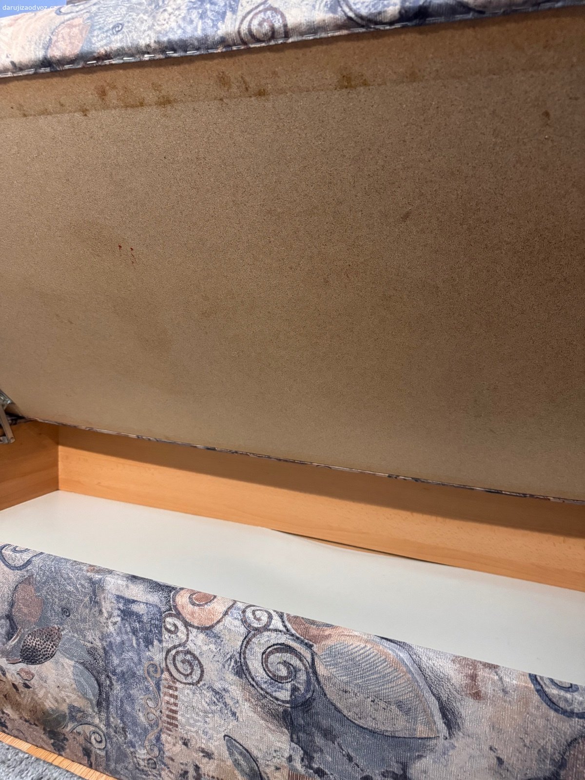 Daruji dvě válendy. Dobrý den, za odvoz daruji dvě válendy s úložným prostorem. Jediný nedostatek jsou trochu prohloubená dna viz foto. Nezkoušela jsem jestli jde srovnat. 
Velikost jedné je 90cm šířka a 200cm délka.