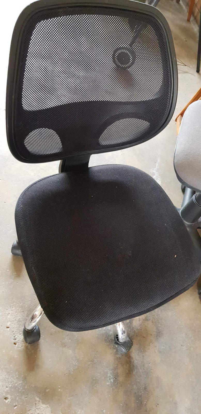 daruji dvě židle kolečkové.. židle funkční, jen větší černá židle nedrží zvýšený stav,po vyzvednutí  spadne dolů. Třeba lze opravit. A u menší šedivé židle nejde posunout dolů.