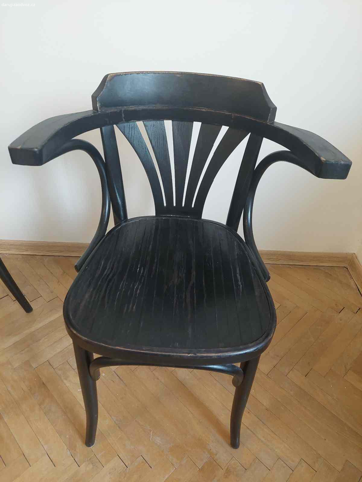 Daruji dvě židle TON. Výška 77 cm. Černá barva. Potřebovaly by trochu opravit, ale dá se na nich sedět bez problémů.