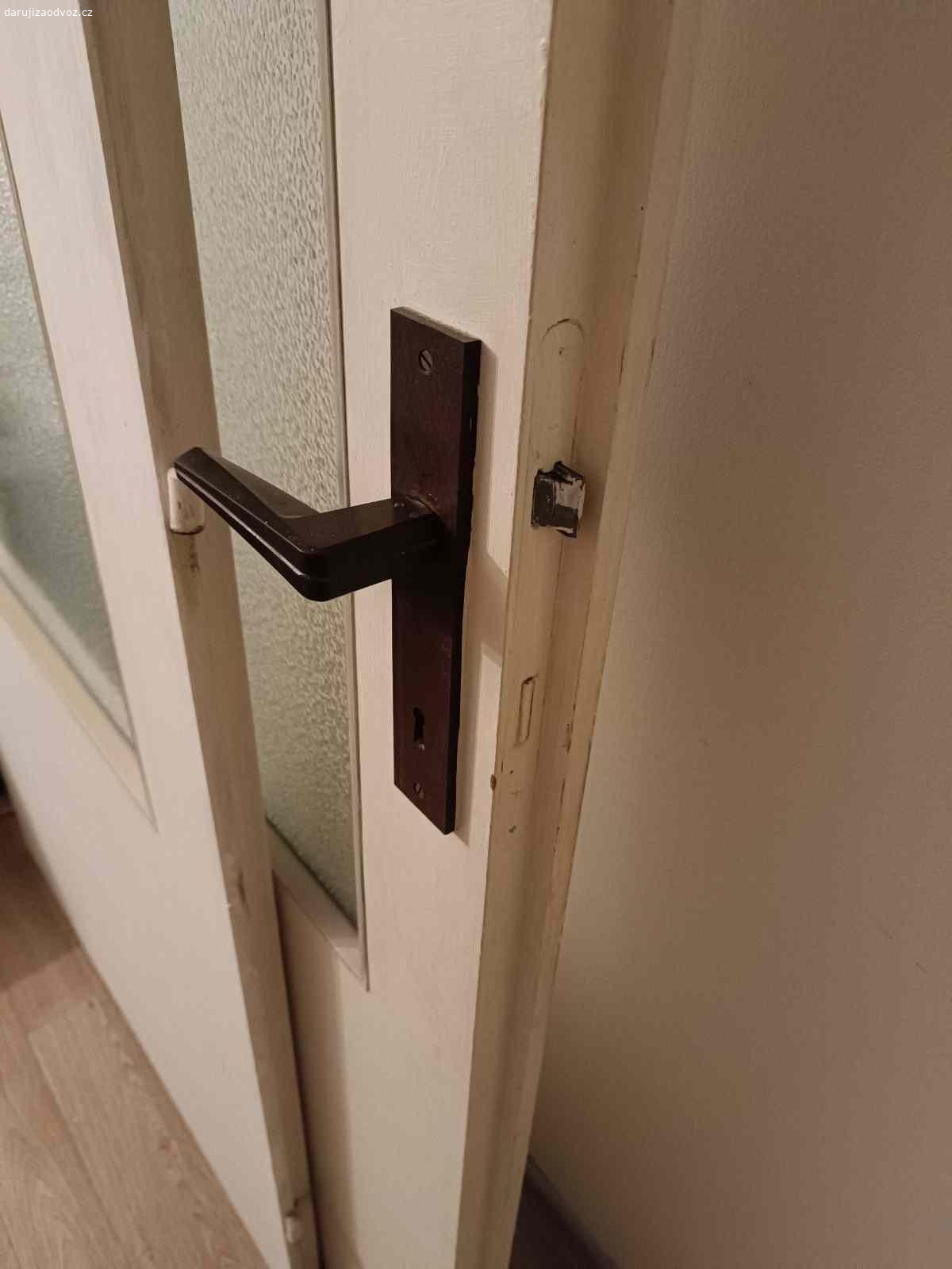Darují dveře vnitřní, šířka 80cm. Vnitřní panelákové dveře pravé, šířka 80cm