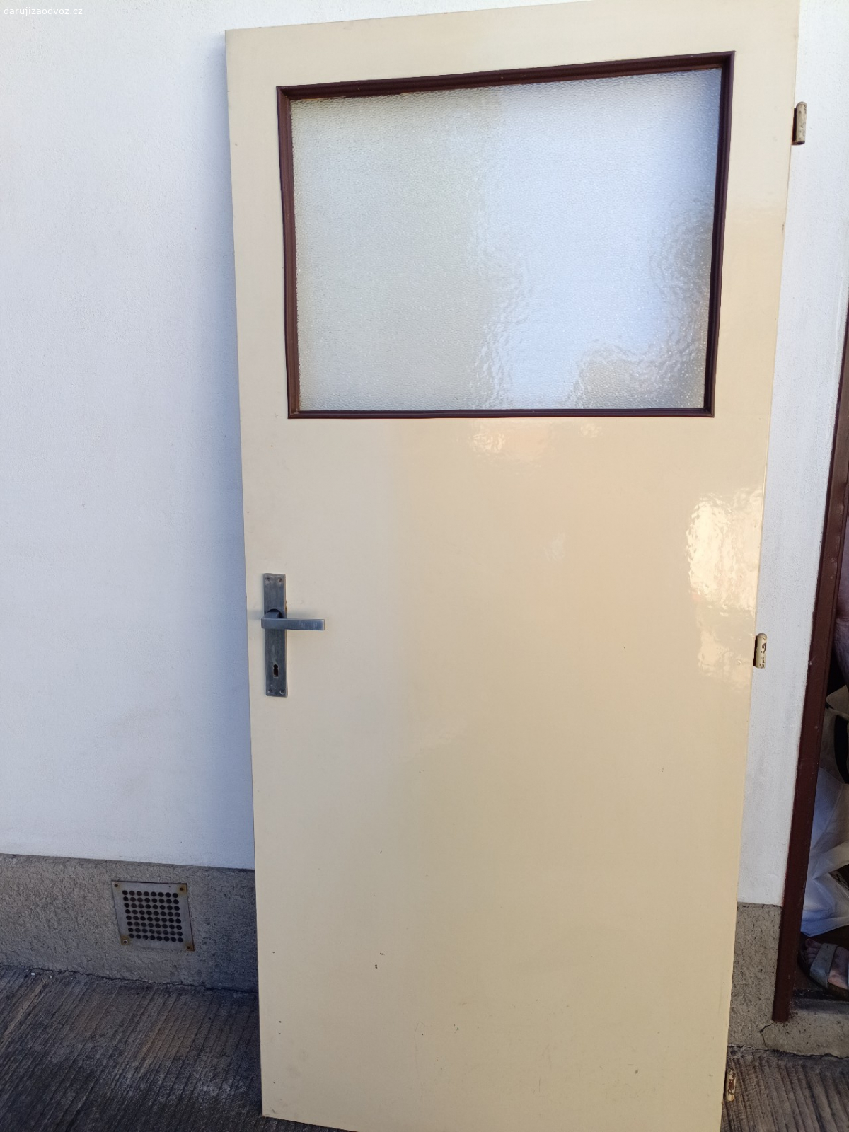 Daruji dveře. 80cm,pravé, s kováním. Třetina prosklená