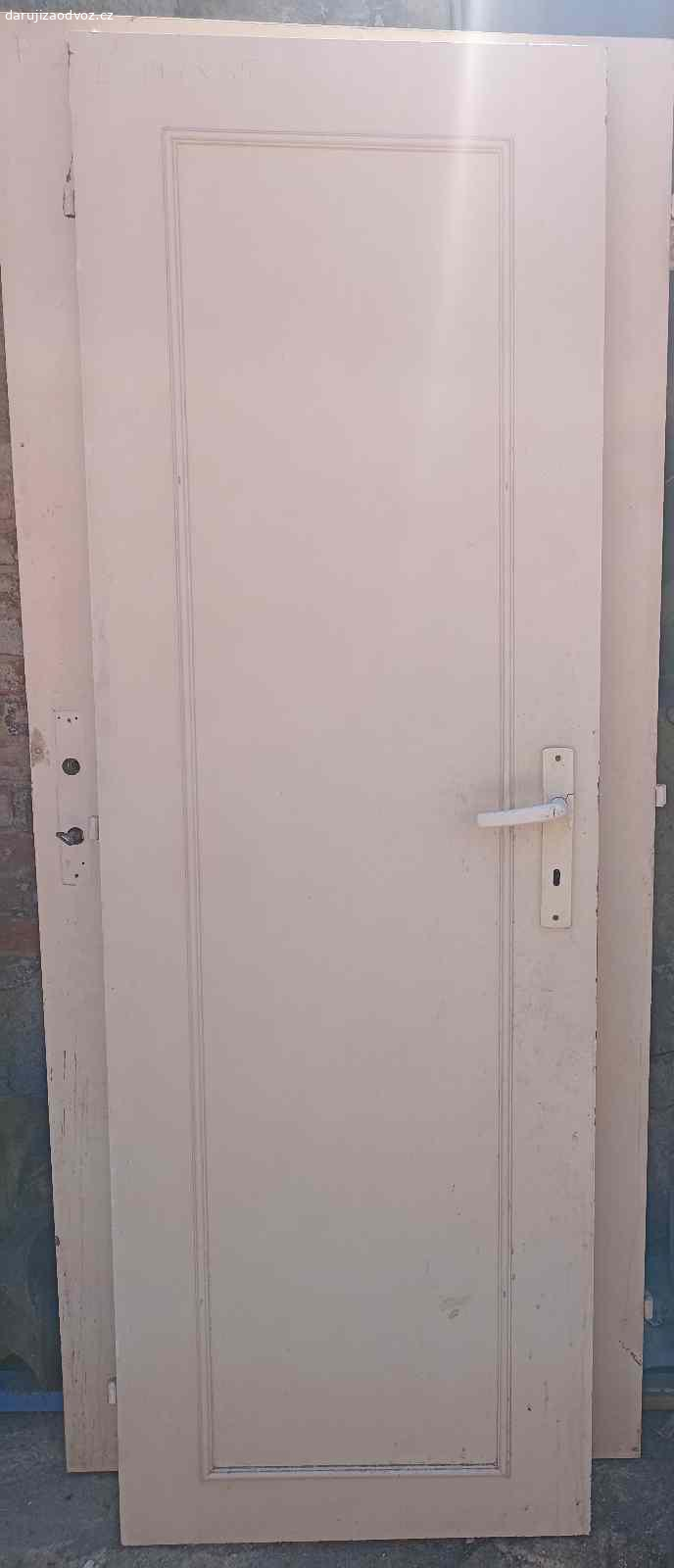 Daruji dveře. Daruji za odnos a odvoz následující staré dveře:

1. Pravé 200x85, častečně prosklené 
2. Levé 197x65, plné
3. Pravé 198x85, částečně prosklené
4. Levé 198x65, částečně prosklené
5. Dřevěné levé asi 190x84, částečně prosklené, včetně pantů
6. Dřevěné levé 190x74, částečně sklo, včetně pantů