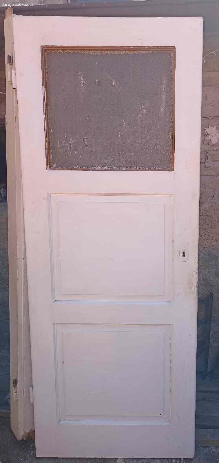 Daruji dveře. Daruji za odnos a odvoz následující staré dveře:

1. Pravé 200x85, častečně prosklené 
2. Levé 197x65, plné
3. Pravé 198x85, částečně prosklené
4. Levé 198x65, částečně prosklené
5. Dřevěné levé asi 190x84, částečně prosklené, včetně pantů
6. Dřevěné levé 190x74, částečně sklo, včetně pantů