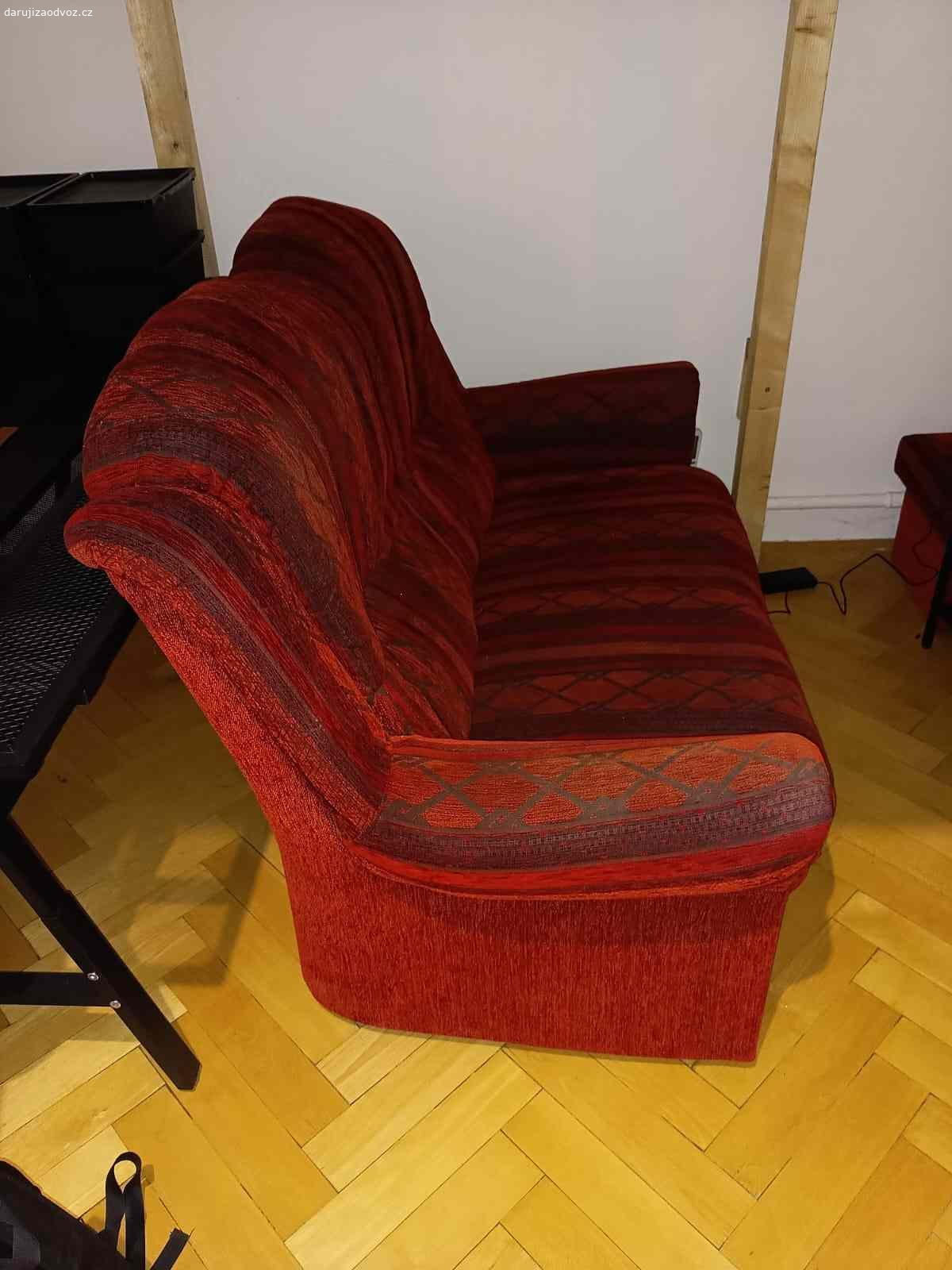 Daruji dvoumístný gauč + 2 taburety za odvoz. Nabízím dvoumístní pohovku + 2 taburety s úložným prostorem v červený barvě se vzorem v dobrém stavu.