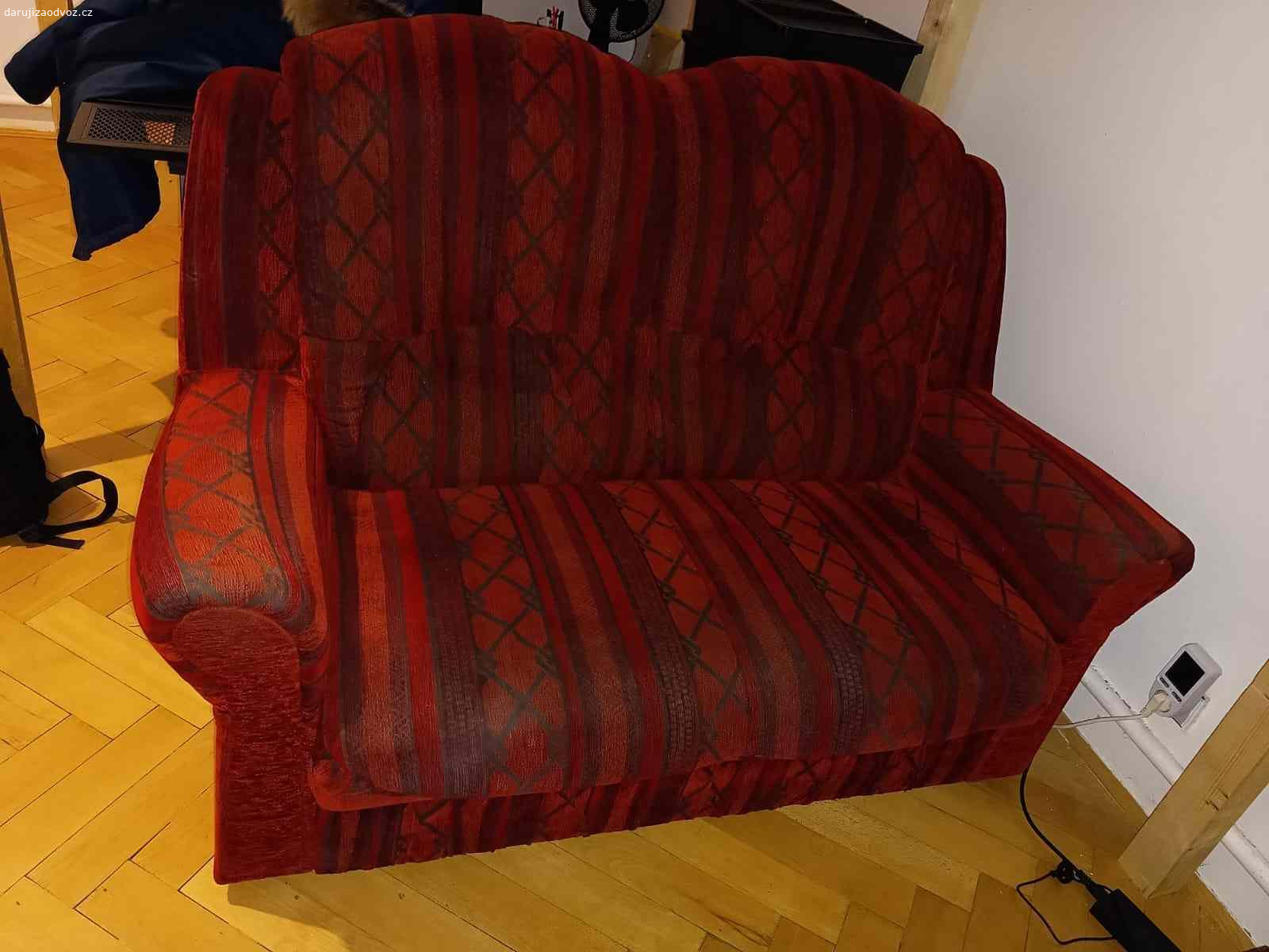 Daruji dvoumístný gauč + 2 taburety za odvoz. Nabízím dvoumístní pohovku + 2 taburety s úložným prostorem v červený barvě se vzorem v dobrém stavu.
