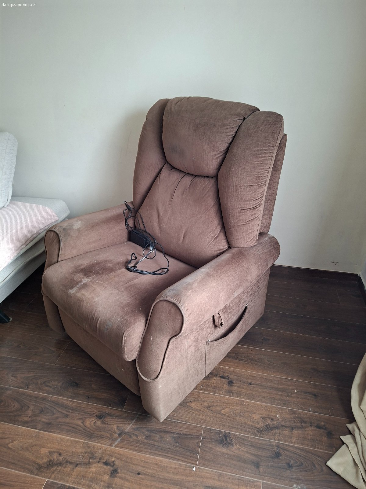 Daruji elektrické křeslo MAT Diamond. Nabízím elektrické křeslo. Je potřeba opravit.