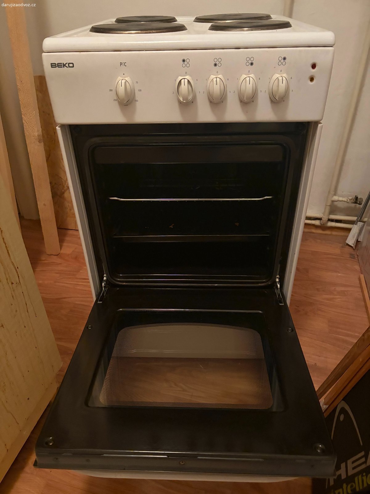 Daruji elektrický sporák s troubou Beko FE 566 E. Daruji za odvoz funkční elektrický sporák s troubou Beko FE 566 E. Sporák má rozměry 60x50x85cm (hxšxv). Starý je přibližně 15let. Málo používaný.
