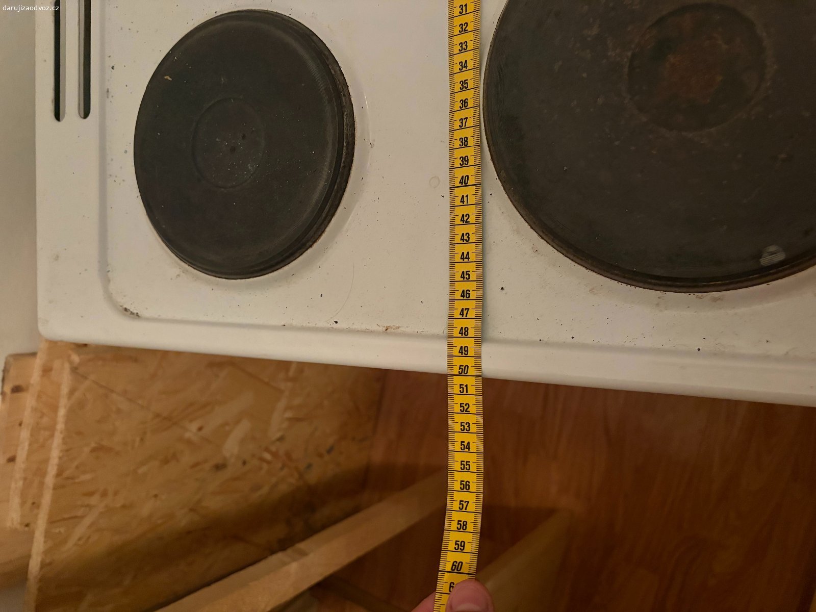 Daruji elektrický sporák s troubou Beko FE 566 E. Daruji za odvoz funkční elektrický sporák s troubou Beko FE 566 E. Sporák má rozměry 60x50x85cm (hxšxv). Starý je přibližně 15let. Málo používaný.