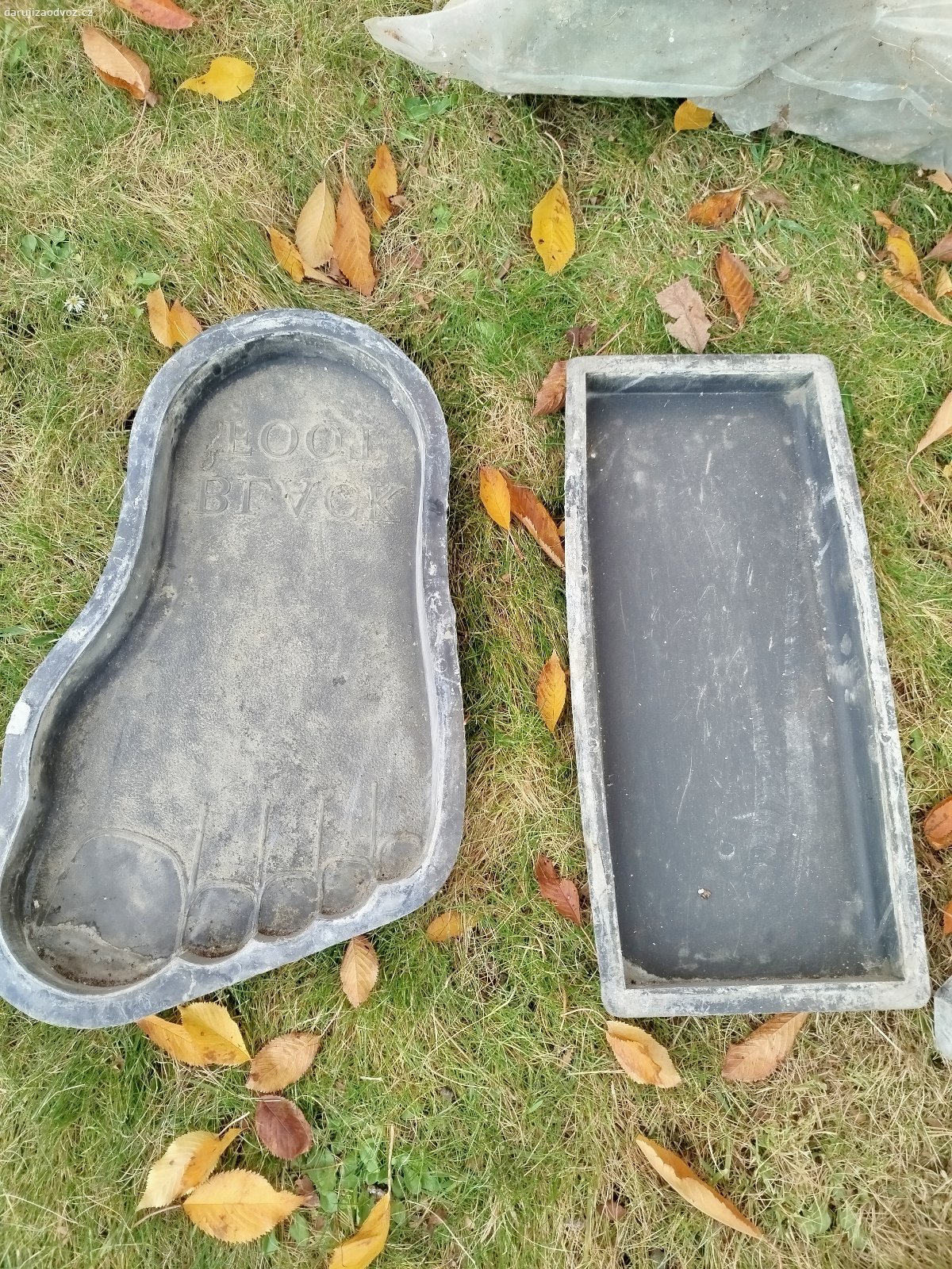 Daruji formy na beton. Daruji větší množství forem na beton, zámková dlažba, zatravnovaci dlažba, obrubníky, šlápoty