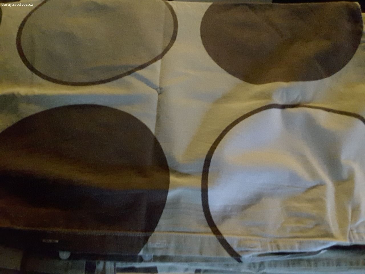 Daruji francouzské povlečení (pokrývka 200x200cm). Daruji francouzské povlečení 1x béžové se vzorem: 2x polštář, 1x pokrývka, materiál bavlna. A 1x chladivé, letní povlečení z tencelu: 2xklasický polštář, 2x malý polštářek, 1x přikrývka a 2x prostěradlo. Výrazný vzor s hlavou buldočka. Pouze osobní odběr!!! PRO VELKÝ ZÁJEM UŽ DALŠÍ ZÁJEMCI, PROSÍM, NEPIŠTE. MUSÍM PROJÍT ODPOVĚDI A VYBRAT JEDNOHO Z VÁS. Děkuji za pochopení.