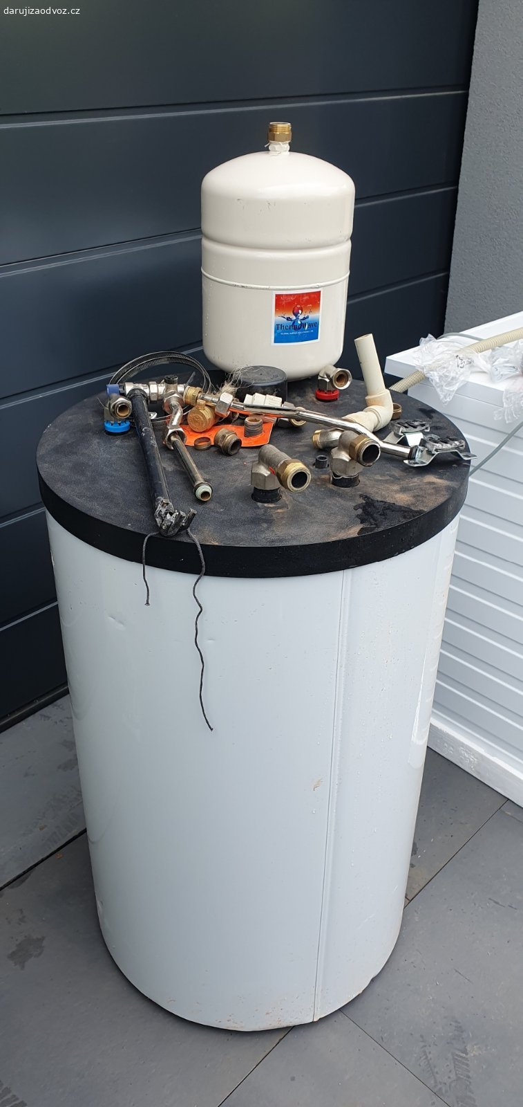 Daruji  funkcni 144l zasobnik na teplou vodu. 5 let stary 144l zasobnik znacky Vailat, funkcni vcetne expanzni nadrze a ruznych ventilu. Vymeneno z duvodu instalace fototermickeho reseni ohrevu vody a nutnosti mit jiny typ zasobniku. Pro vice detailu vid stitek vo foto