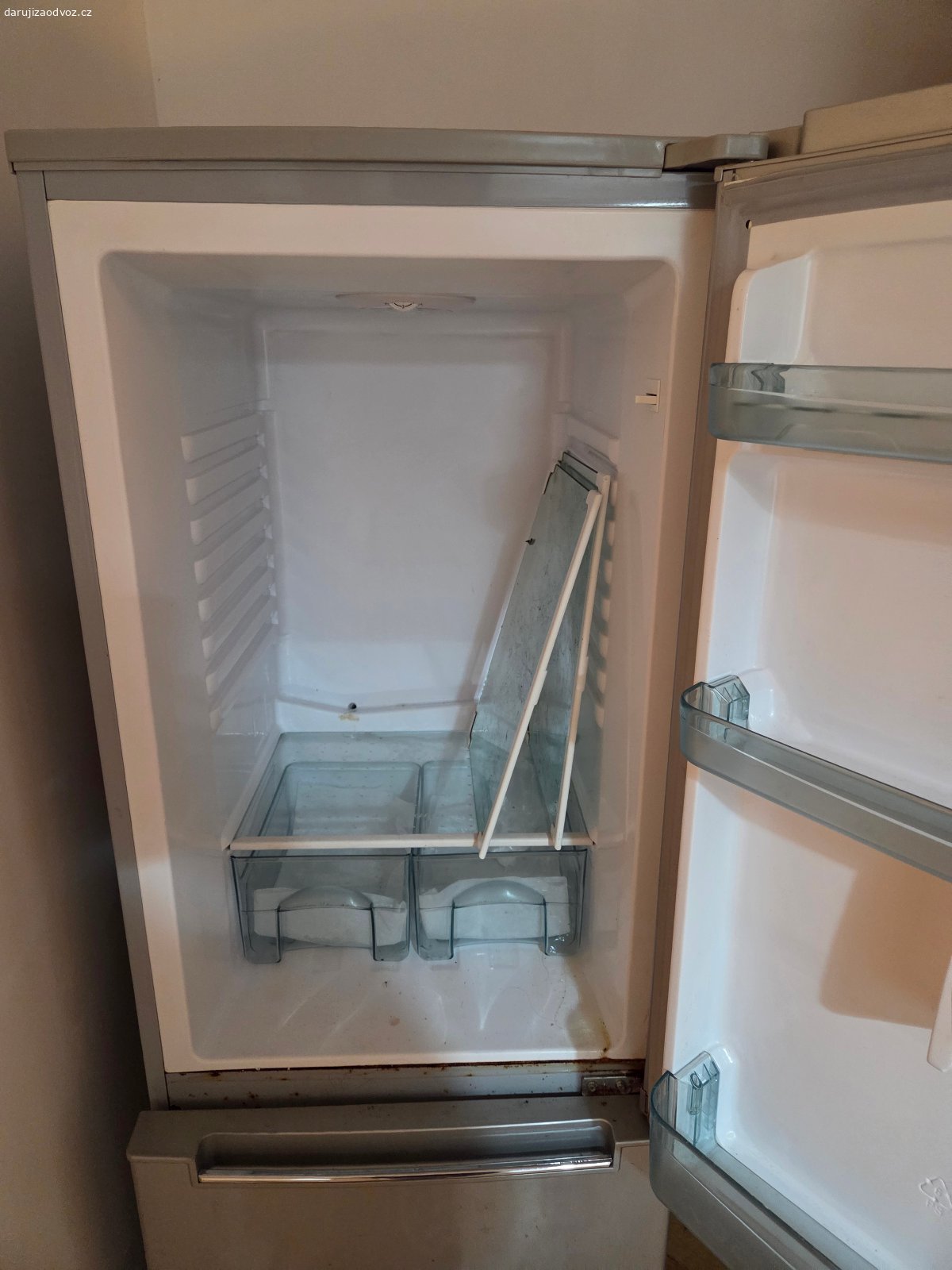 Daruji funkční lednici | Spěchá to. Funkční lednička, není to žádná kráska, ale drink vychladí a maso zmrazí. Pozor, docela se v ní dělá led, takže čas od času je potřeba odmrazit.

Nabídka se nachází na Praze 3 - Žižkov, Ambrožova 1824/11. Byt je v přízemí, hned u hlavního vchodu. Možnost i stěhování přes okno.
Velký nábytek je potřeba si rozložit.

Nutně potřebuji vyklidit byt v pondělí, proto beru nabídky kde jste schopný si přes pondělí pro to dojet.
Ještě nabízím možnost uschování přes týden na Hloubětíně, ale bude potřeba zaplatit předem poplatek (v pondělí) +1000kč. Pokud bude více zájemců o úschovu, poplatek rozdělím mezi zájemce a zbytek vrátím. Pokud si během týdne nevyzvednete nabídku, poplatek propadá. Přesnou adresu úschovy dodám po domluvě.

Preferuji komunikaci přes SMS nebo E-Mail, jelikož mám děravou hlavu, takže mám ráda záznam konverzace . Ale můžete samozřejmě i volat