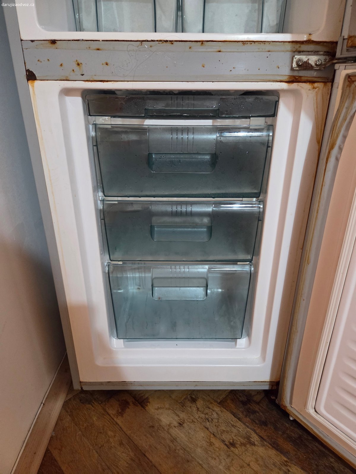 Daruji funkční lednici | Spěchá to. Funkční lednička, není to žádná kráska, ale drink vychladí a maso zmrazí. Pozor, docela se v ní dělá led, takže čas od času je potřeba odmrazit.

Nabídka se nachází na Praze 3 - Žižkov, Ambrožova 1824/11. Byt je v přízemí, hned u hlavního vchodu. Možnost i stěhování přes okno.
Velký nábytek je potřeba si rozložit.

Nutně potřebuji vyklidit byt v pondělí, proto beru nabídky kde jste schopný si přes pondělí pro to dojet.
Ještě nabízím možnost uschování přes týden na Hloubětíně, ale bude potřeba zaplatit předem poplatek (v pondělí) +1000kč. Pokud bude více zájemců o úschovu, poplatek rozdělím mezi zájemce a zbytek vrátím. Pokud si během týdne nevyzvednete nabídku, poplatek propadá. Přesnou adresu úschovy dodám po domluvě.

Preferuji komunikaci přes SMS nebo E-Mail, jelikož mám děravou hlavu, takže mám ráda záznam konverzace . Ale můžete samozřejmě i volat