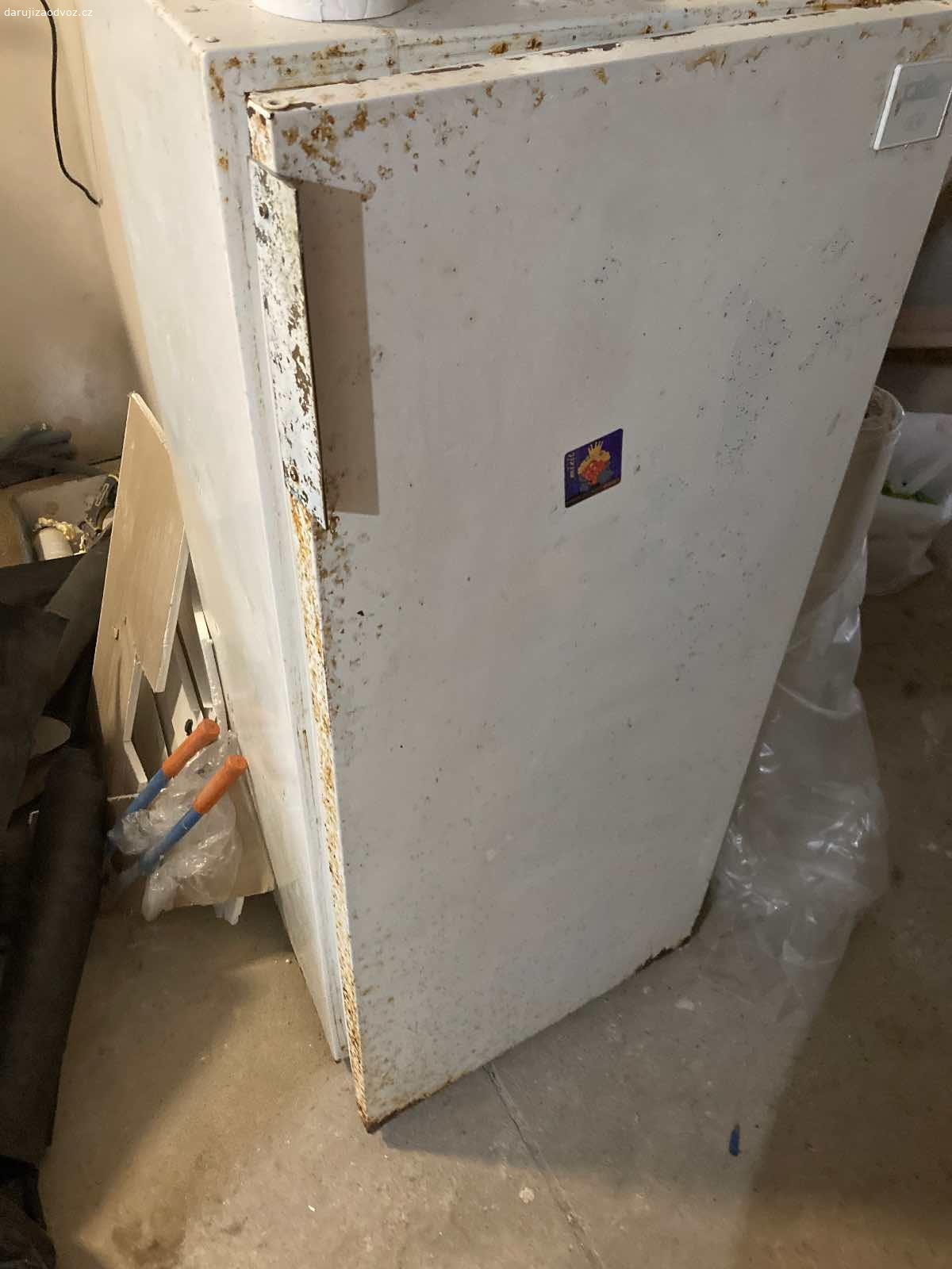 Daruji funkční ledničku s malým mrazákem. Lednička je narezlá, ale plně funkční. Mrazák se namražuje.