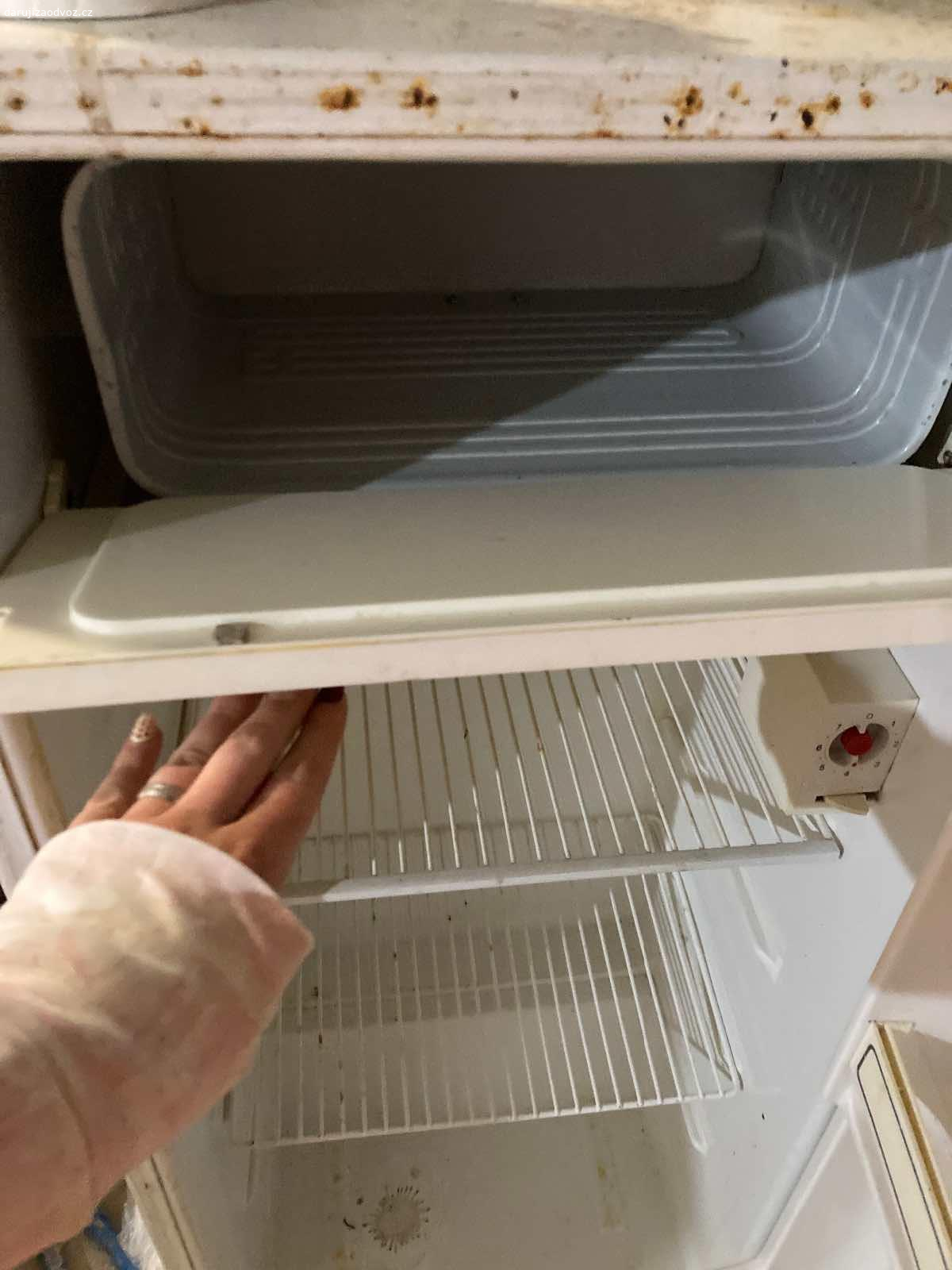 Daruji funkční ledničku s malým mrazákem. Lednička je narezlá, ale plně funkční. Mrazák se namražuje.