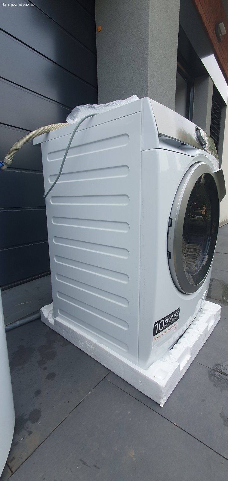 Daruji funkcni pracku. Daruji funkcni pracku AEG 800 Series Kombi na max 10kg pradla. Pracka je funkcni, pouzivana, stari 8 let, neposkozena. Nema rychly cyklus, coz byl duvod vymeny za novsi model.