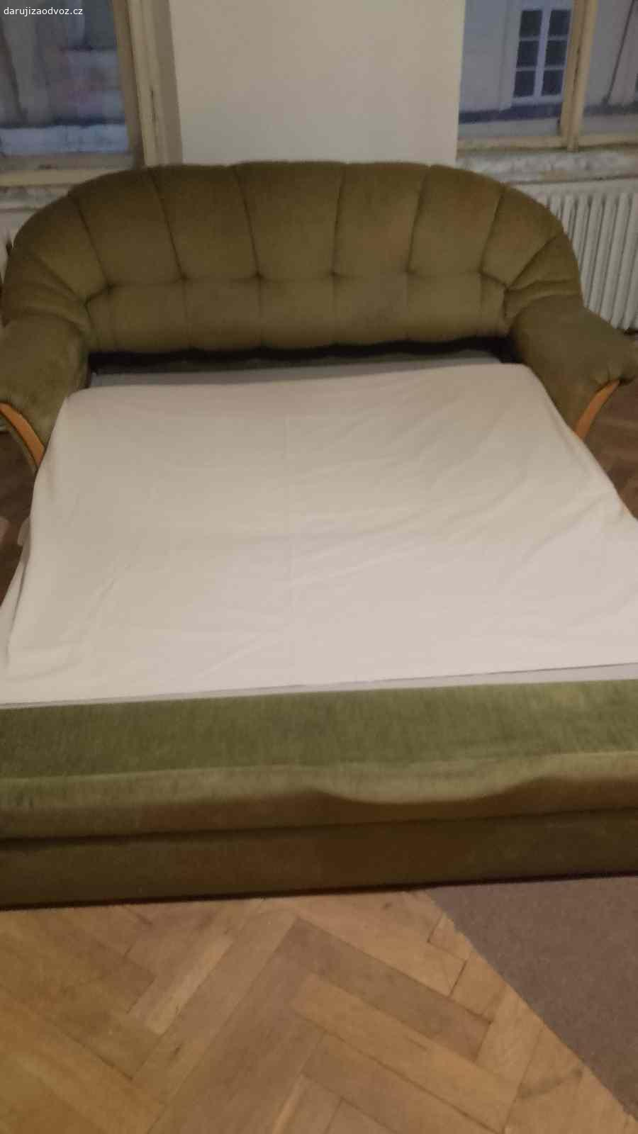 Daruji gauč a dvě křesla. Daruji za odvoz zelený rozkládací gauč a dvě křesla, zánovní ale funkční