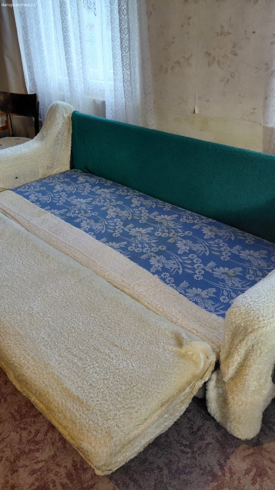 Daruji gauč a křesla. Za odvoz daruji stary rozkladaci gauč a dvě křesla.
