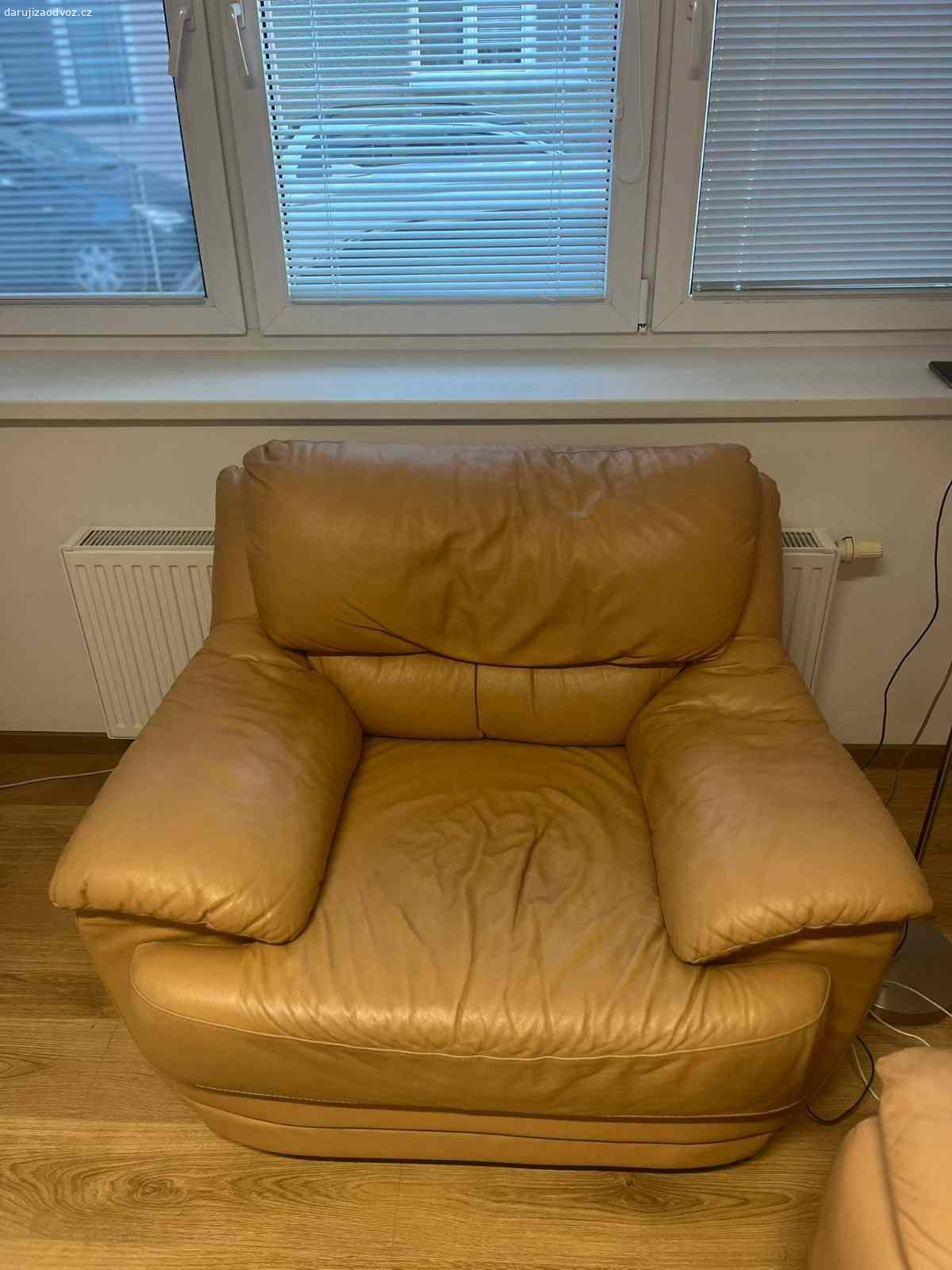 Daruji gauč a sedačku. Dobrý den,
daruji za odvoz kožený gauč (Š115xV70xH90) a dvoumístnou koženou sedačku (Š160xV70xH90).
Stav v pořádku, bez trhlin, dvoumístná sedačka uprostřed prosezená.
Dostupné ve Zlíně - Prštné