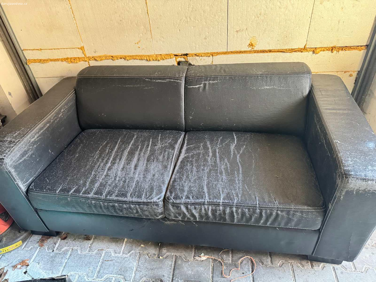Daruji gauč do dílny. Daruji gauč do dílny.