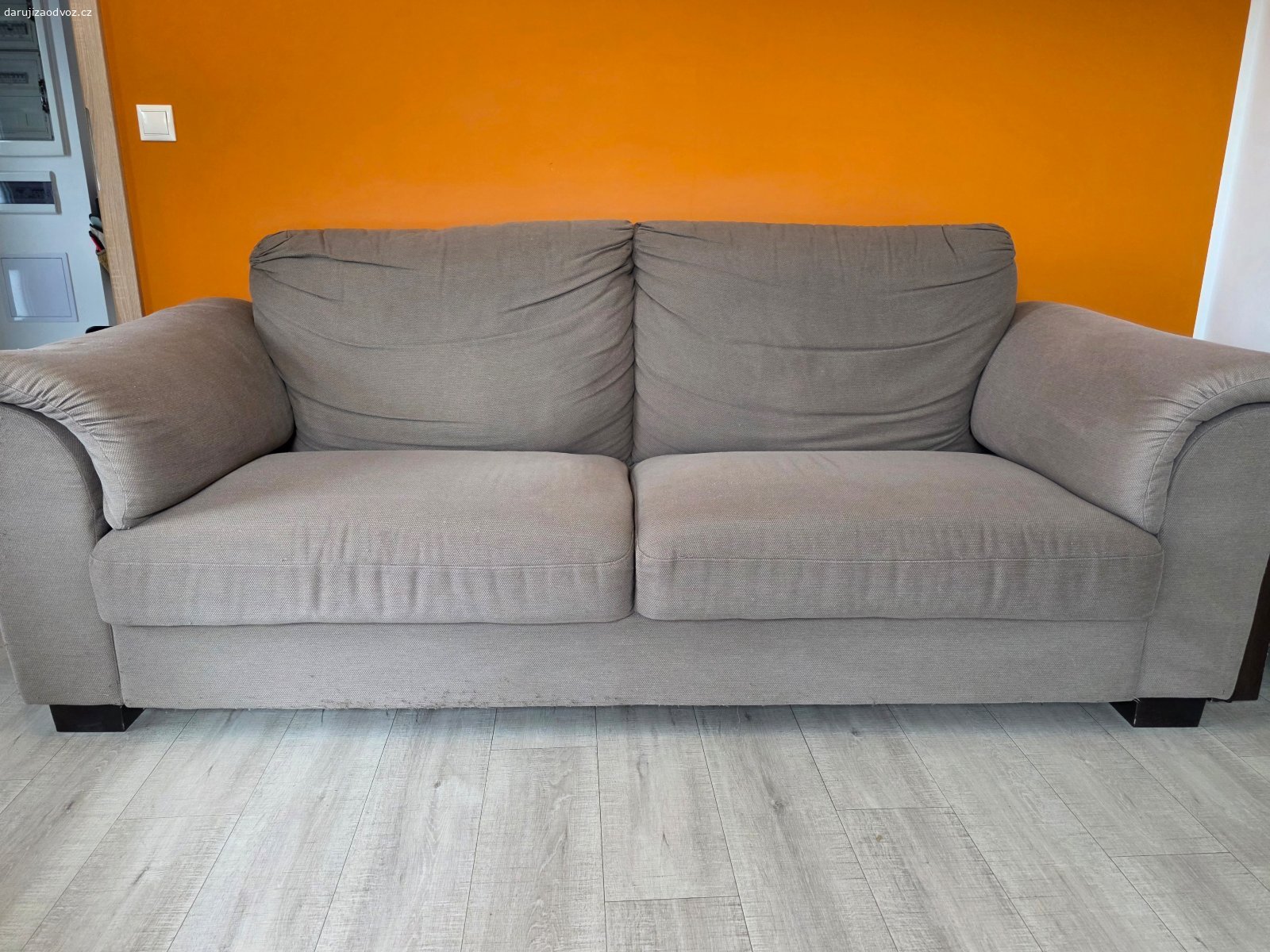 Daruji gauč IKEA Tidafors. Gauč v dobrém stavu, kromě poškození od kočky viz. obrázky.
Je v celku:
šířka: 190 cm
hloubka: 95 cm
výška: 99 cm
výška sedu: 47 cm
hloubka sedu: 59 cm
šířka sedu: 118 cm
volná výška pod gaučem: 8 cm