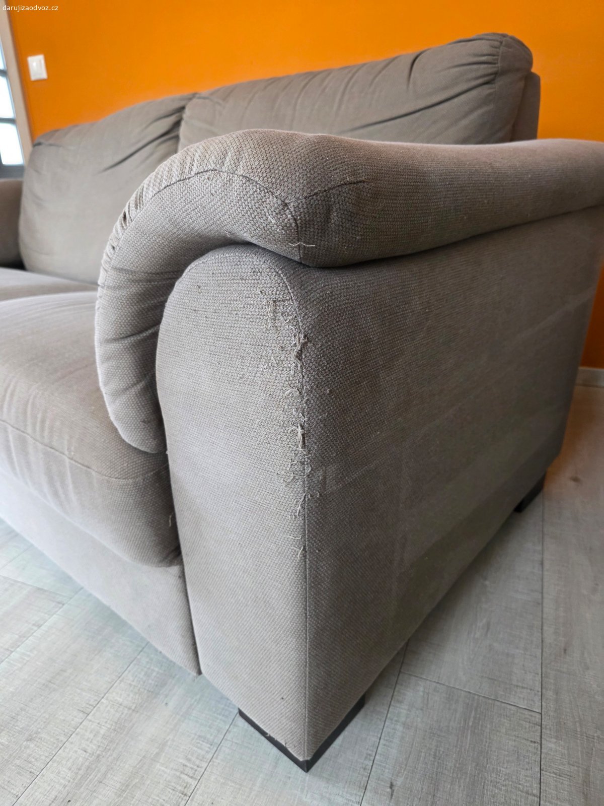 Daruji gauč IKEA Tidafors. Gauč v dobrém stavu, kromě poškození od kočky viz. obrázky.
Je v celku:
šířka: 190 cm
hloubka: 95 cm
výška: 99 cm
výška sedu: 47 cm
hloubka sedu: 59 cm
šířka sedu: 118 cm
volná výška pod gaučem: 8 cm
