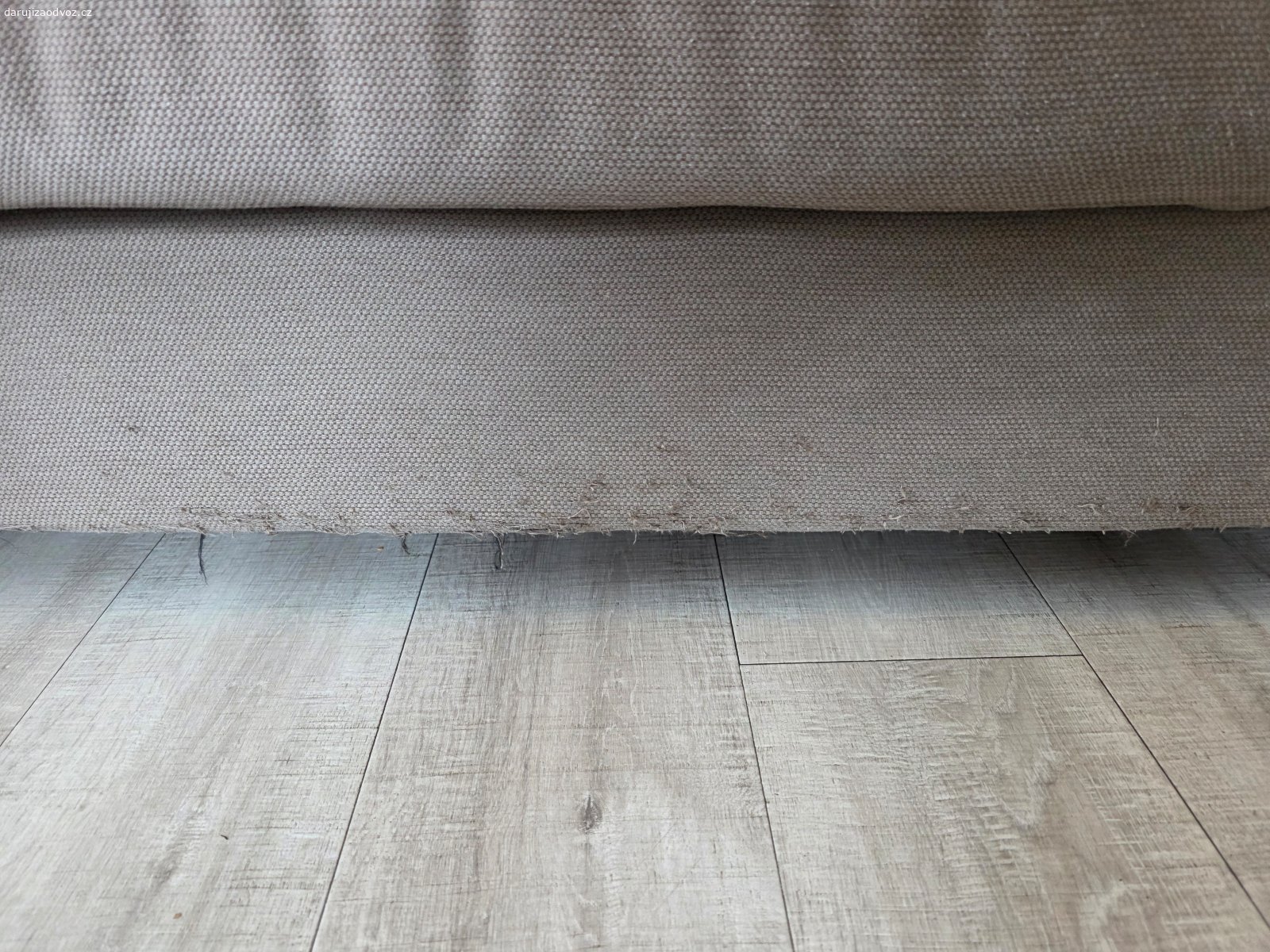 Daruji gauč IKEA Tidafors. Gauč v dobrém stavu, kromě poškození od kočky viz. obrázky.
Je v celku:
šířka: 190 cm
hloubka: 95 cm
výška: 99 cm
výška sedu: 47 cm
hloubka sedu: 59 cm
šířka sedu: 118 cm
volná výška pod gaučem: 8 cm