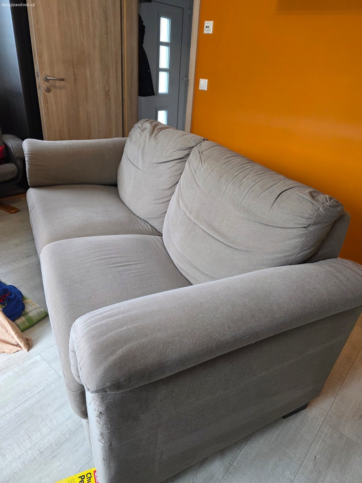 Daruji gauč IKEA Tidafors. Gauč v dobrém stavu, kromě poškození od kočky viz. obrázky.
Je v celku:
šířka: 190 cm
hloubka: 95 cm
výška: 99 cm
výška sedu: 47 cm
hloubka sedu: 59 cm
šířka sedu: 118 cm
volná výška pod gaučem: 8 cm