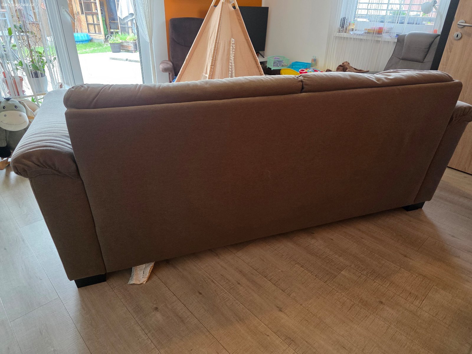 Daruji gauč IKEA Tidafors. Gauč v dobrém stavu, kromě poškození od kočky viz. obrázky.
Je v celku:
šířka: 190 cm
hloubka: 95 cm
výška: 99 cm
výška sedu: 47 cm
hloubka sedu: 59 cm
šířka sedu: 118 cm
volná výška pod gaučem: 8 cm