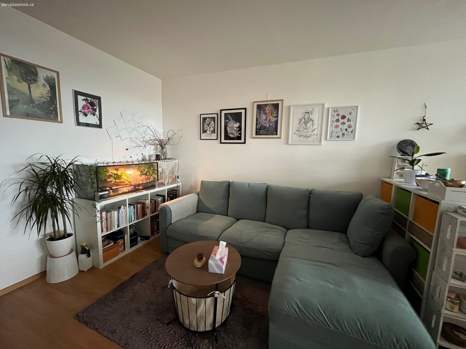 Daruji Gauč Ikea. Daruji pohovku s lenoškou v dobrém stavu mint barvy - úložný prostor v lenošce, měkké podušky, polštáře. Nutný vlastní odvoz, můžeme rozmontovat pouze na části, potahy bude třeba vyprat (sušila jsem i v sušičce a jsou v pořádku). Vyzvednutí na Praze 6 Nádraží Veleslavín. Kvůli stěhování vyzvednutí do konce července!