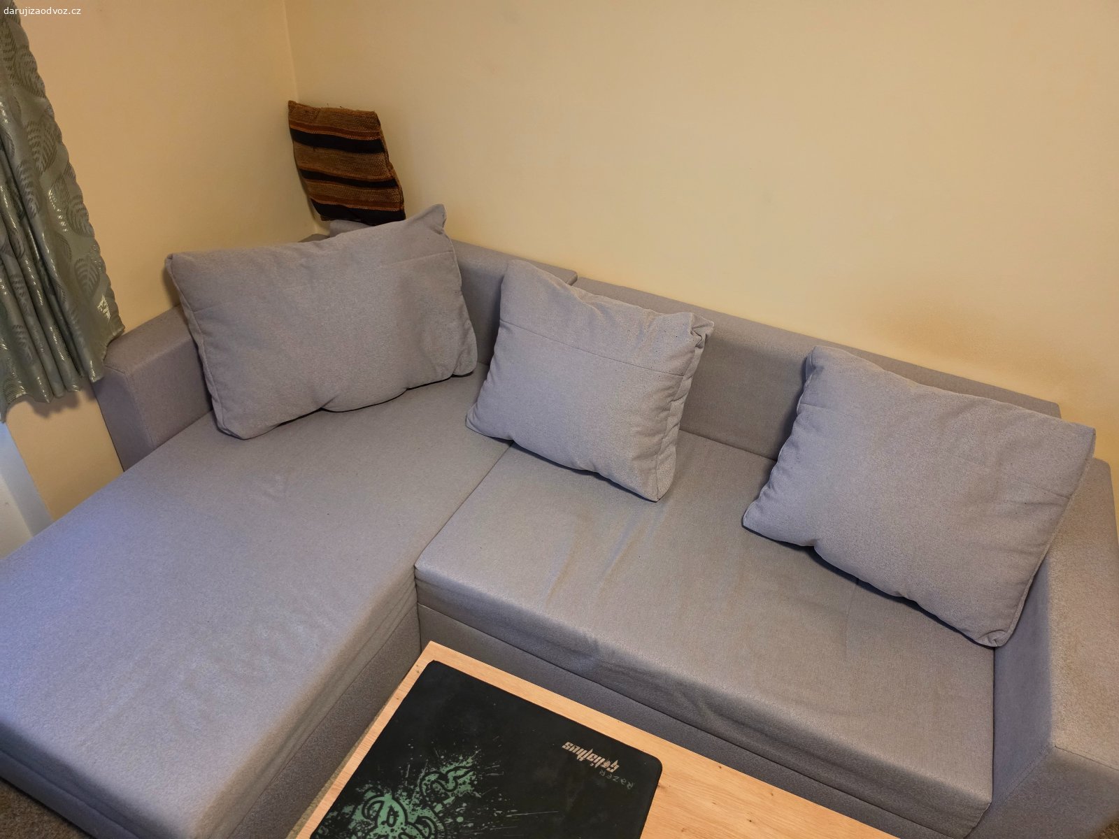 Daruji Gauč rohový šedý spěchá. Daruji za odvoz, rok starý gauč. Rozložitelný s uloznym prostorem, rozmery s rohem 200x145cm. Odvoz spěchá. Nejlépe hned.