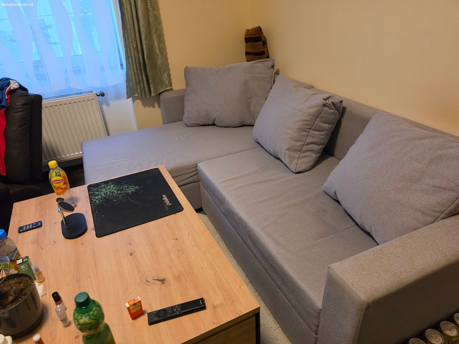Daruji Gauč rohový šedý spěchá. Daruji za odvoz, rok starý gauč. Rozložitelný s uloznym prostorem, rozmery s rohem 200x145cm. Odvoz spěchá. Nejlépe hned.
