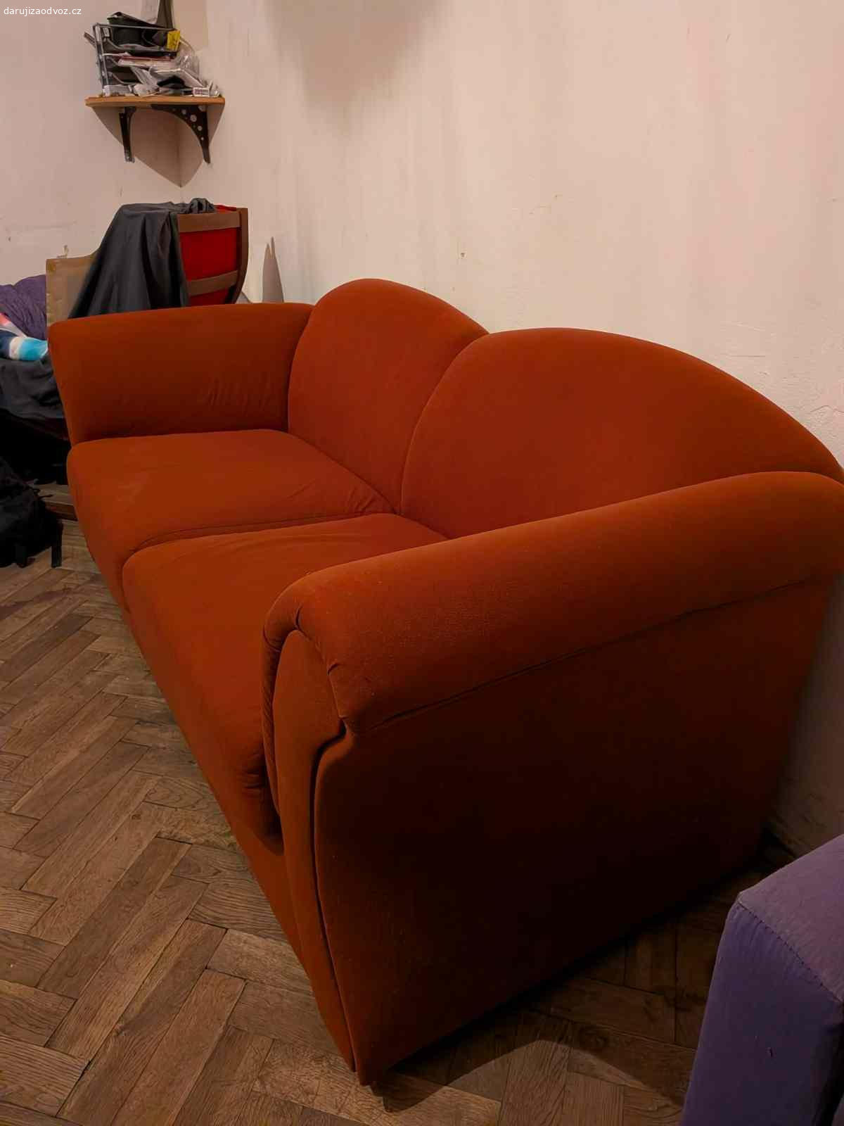 Daruji gauč za odvoz (Holešovice), spěchá. Nerozkládací, ošuntělý, červený gauč, spíše pro nenáročné