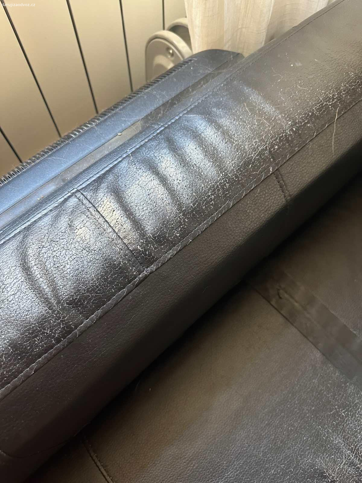 Daruji Gauč za odvoz. Darujeme za odvoz gauč, stav a rozměry viz foto níže.