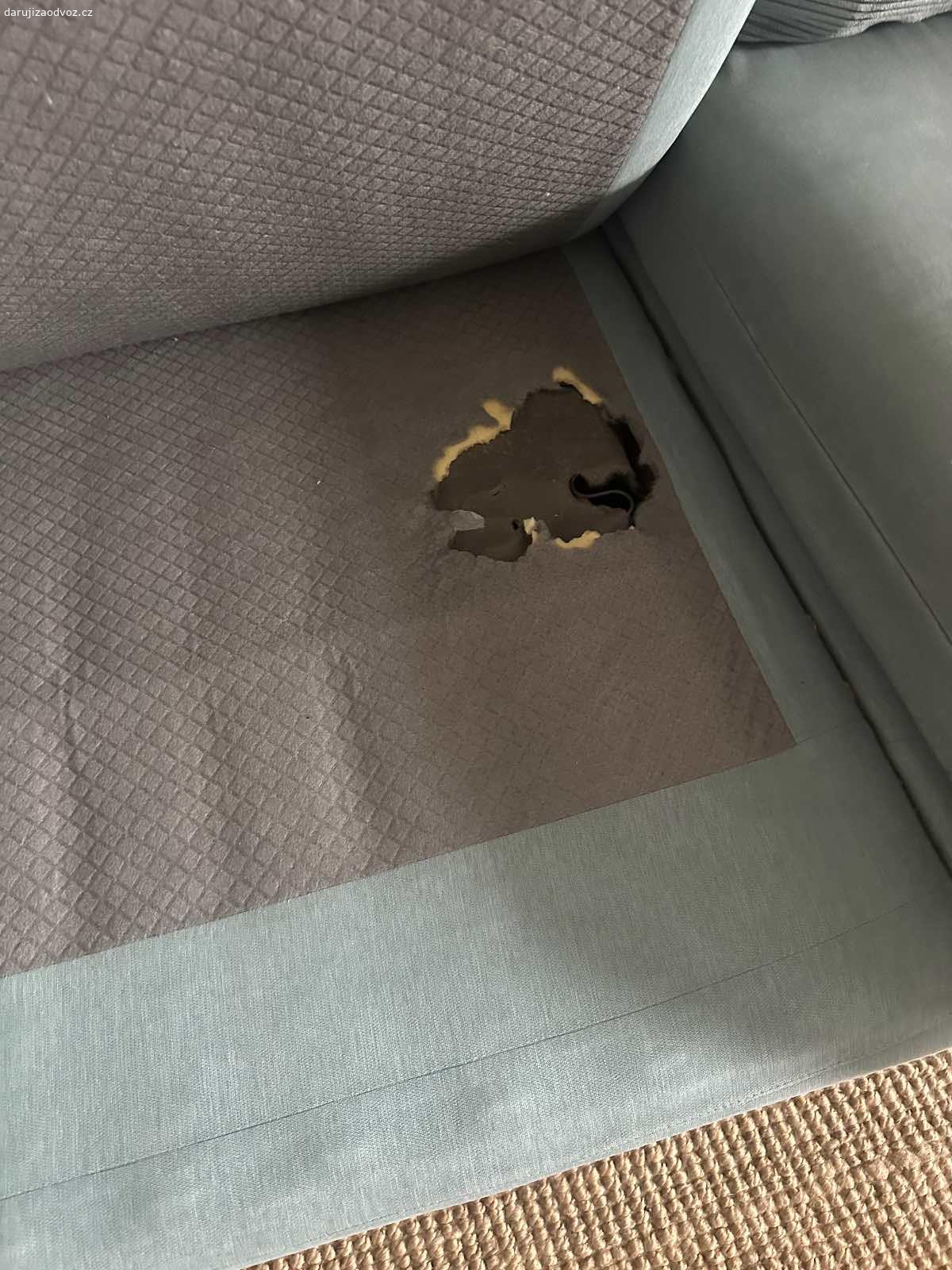 Daruji gauč. Daruji gauč. 
Rozměry 
277 X 117 cm 
Vada: na jedné části trochu vykousané viz fotografie