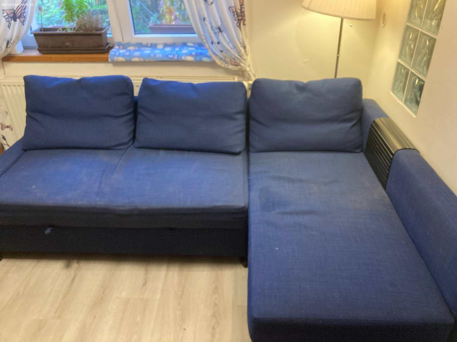 Daruji gauč. Daruji rozkládací gauč s úložným prostorem. Sedák je místy lehce ošoupaný a místy jsou fleky, něco z nich půjde vyčistit. 
K vyzvednutí mezi 25.10. a 29.10.