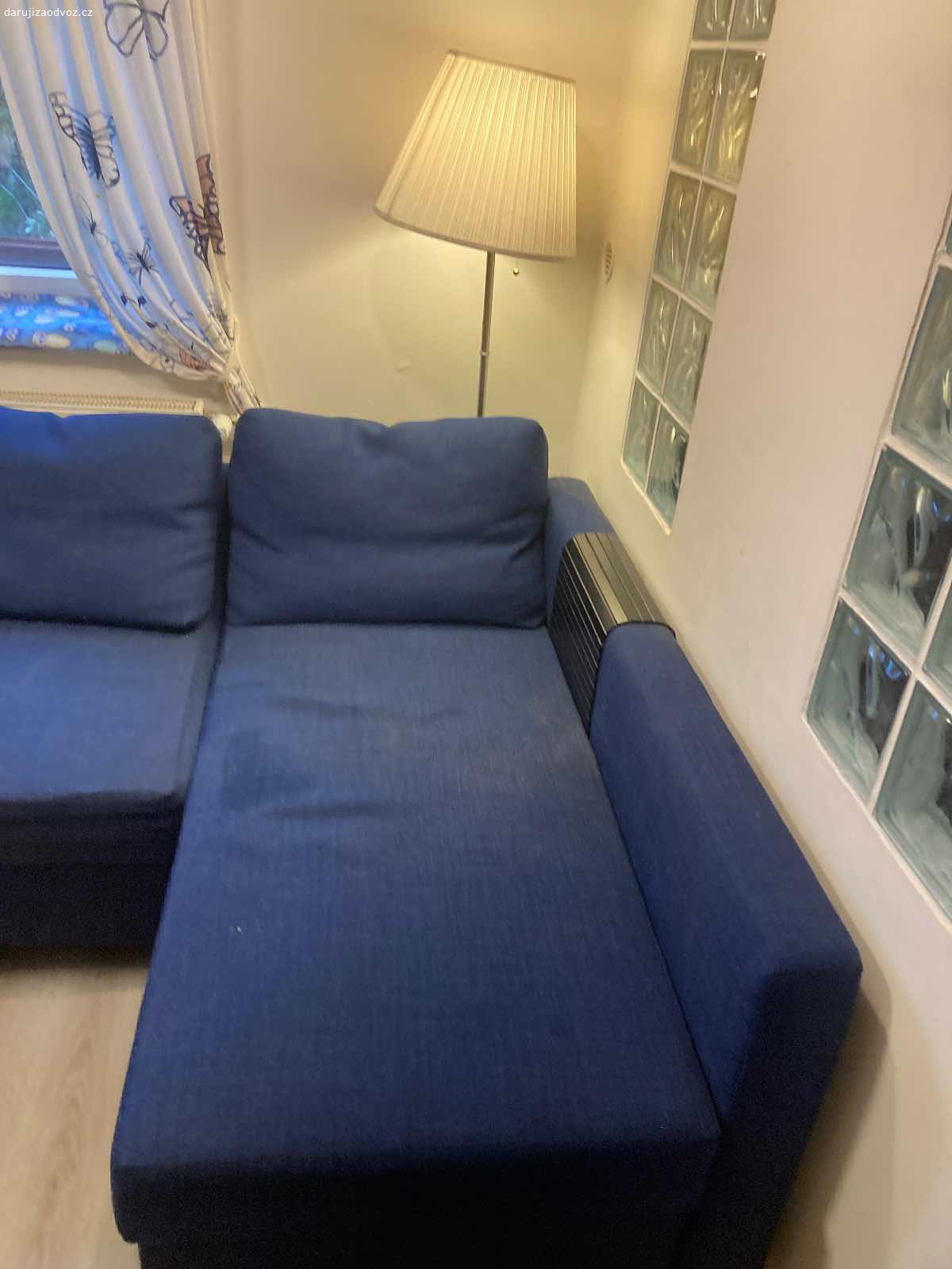 Daruji gauč. Daruji rozkládací gauč s úložným prostorem. Sedák je místy lehce ošoupaný a místy jsou fleky, něco z nich půjde vyčistit. 
K vyzvednutí mezi 25.10. a 29.10.