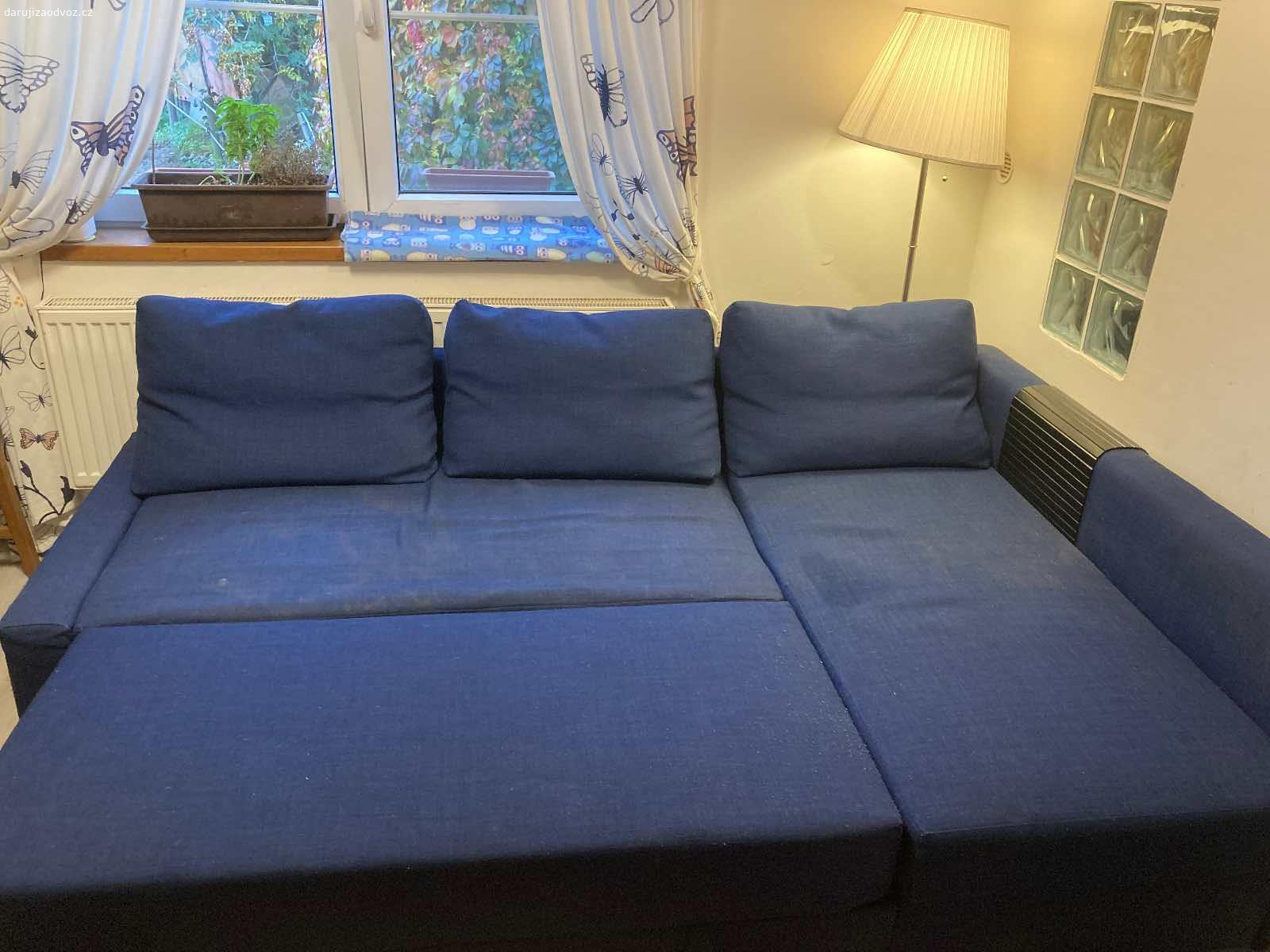 Daruji gauč. Daruji rozkládací gauč s úložným prostorem. Sedák je místy lehce ošoupaný a místy jsou fleky, něco z nich půjde vyčistit. 
K vyzvednutí mezi 25.10. a 29.10.