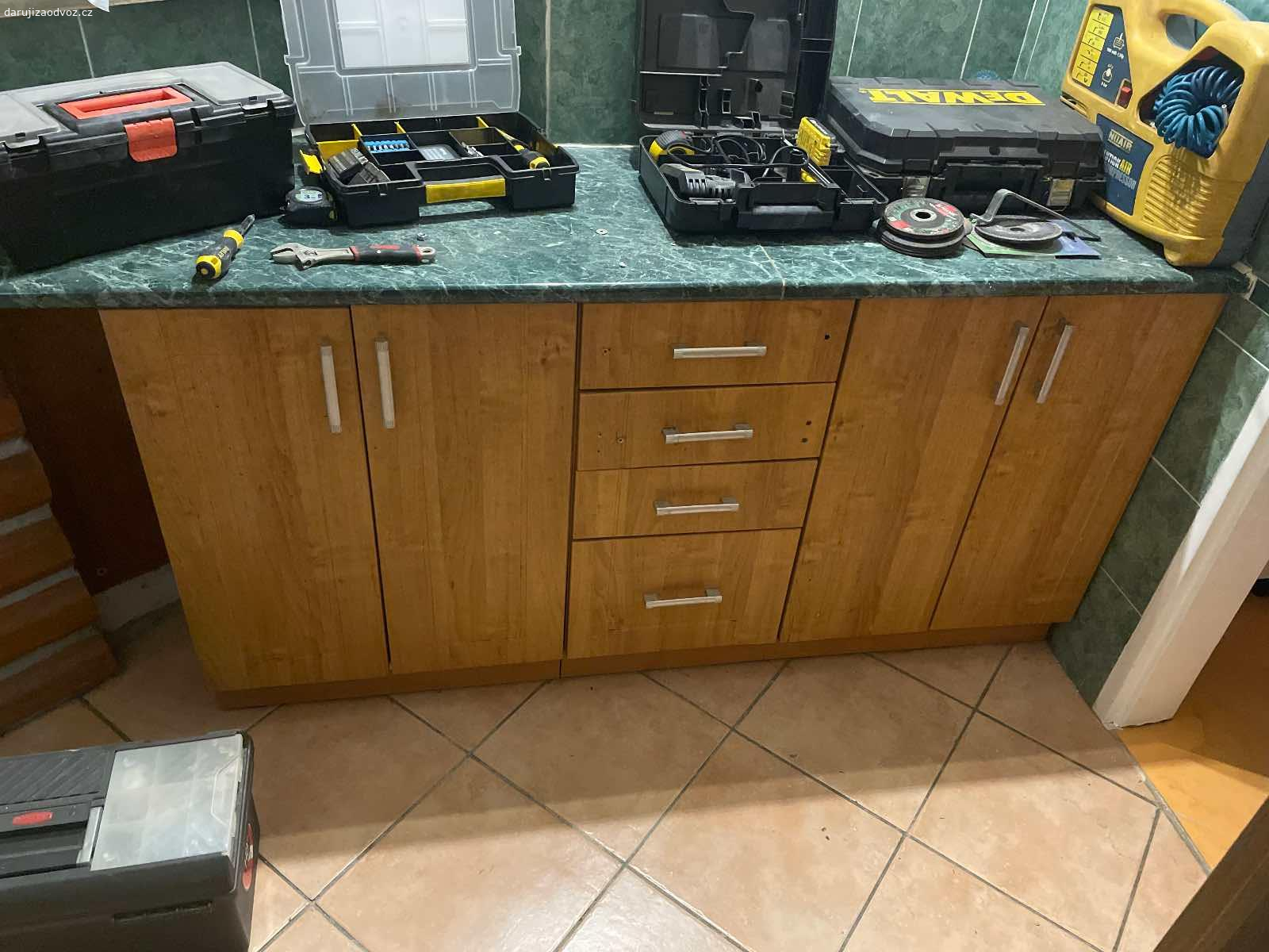 Daruji gauč. Daruji nabytek z bytu. Starou bílou sedací soupravu, kancelářský stůl, 4x dveře, kuchyňskou linku se skříňkami a dřezem (SPOTŘEBICĚ NEJSOU SOUČÁST - ty lze koupit), vyjížděcí skříňky z koupelny, stůl, poličky a skříňku v předsíni. 

Nutné vynést bez výtahu ze sníženého přízemí, tj. jedny schody. Ideálně vše naráz.