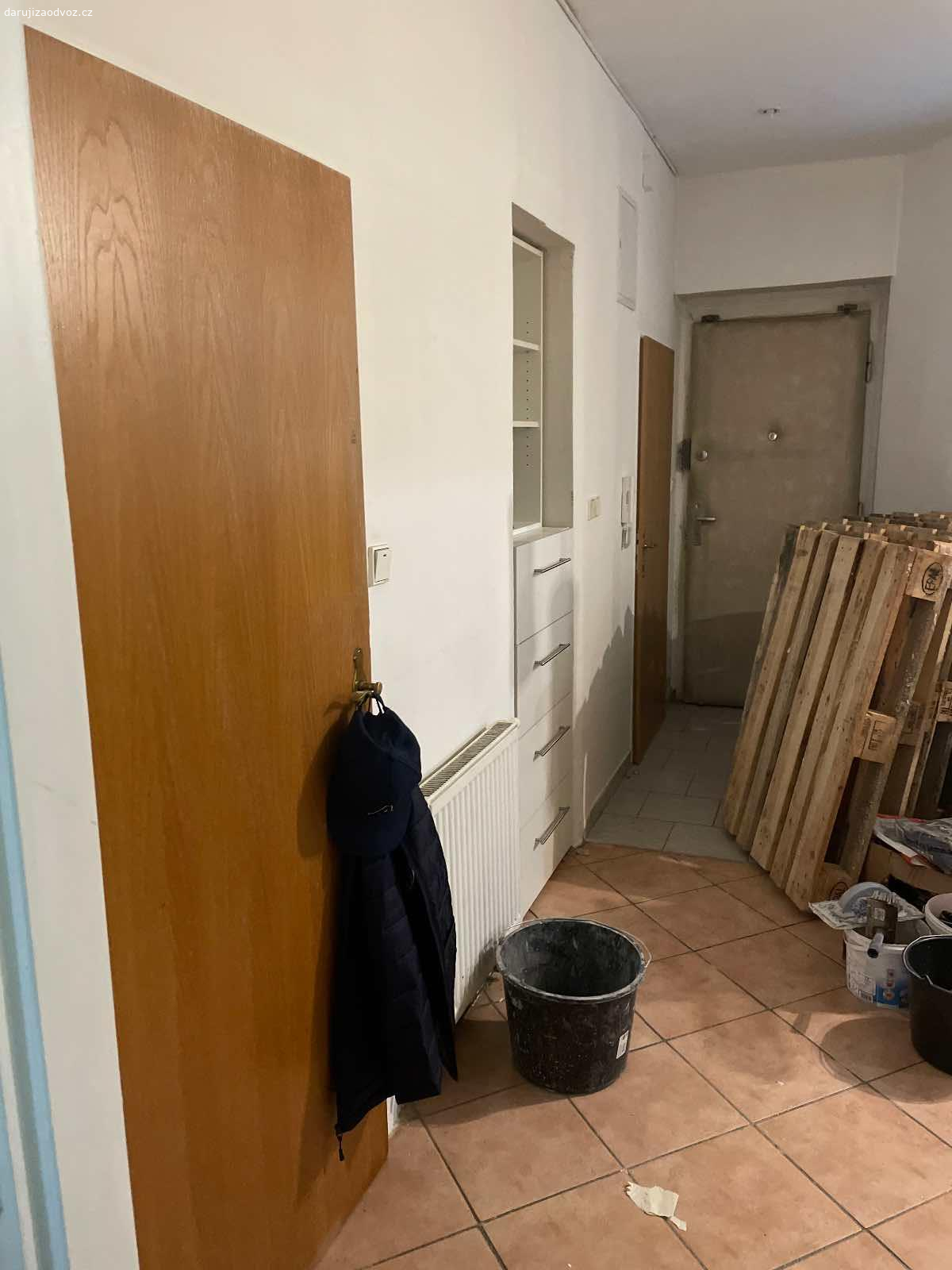 Daruji gauč. Daruji nabytek z bytu. Starou bílou sedací soupravu, kancelářský stůl, 4x dveře, kuchyňskou linku se skříňkami a dřezem (SPOTŘEBICĚ NEJSOU SOUČÁST - ty lze koupit), vyjížděcí skříňky z koupelny, stůl, poličky a skříňku v předsíni. 

Nutné vynést bez výtahu ze sníženého přízemí, tj. jedny schody. Ideálně vše naráz.