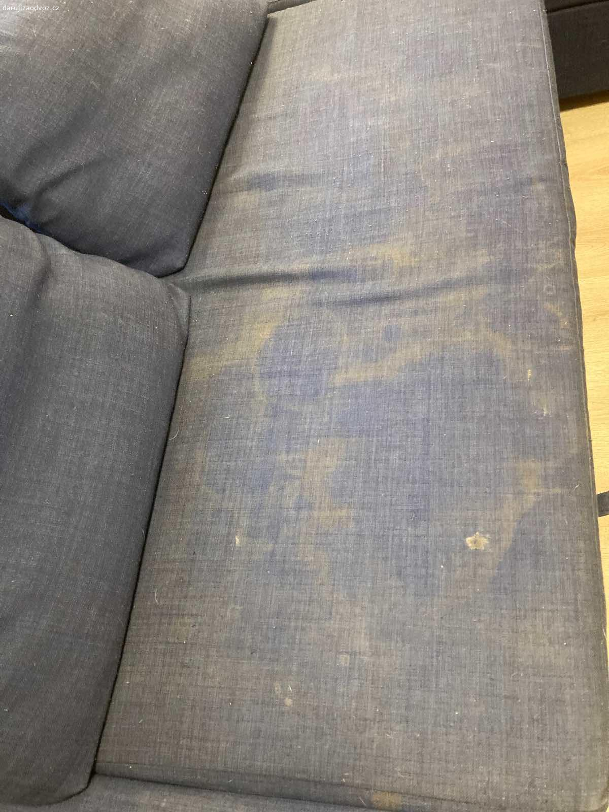 Daruji gauč. Daruji rozkládací gauč s úložným prostorem, sedák je místy ošoupaný a jsou na něm skvrny.
Spěchá! Nejpozději do 29.10.